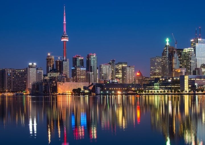 Skyline of Toronto at night.