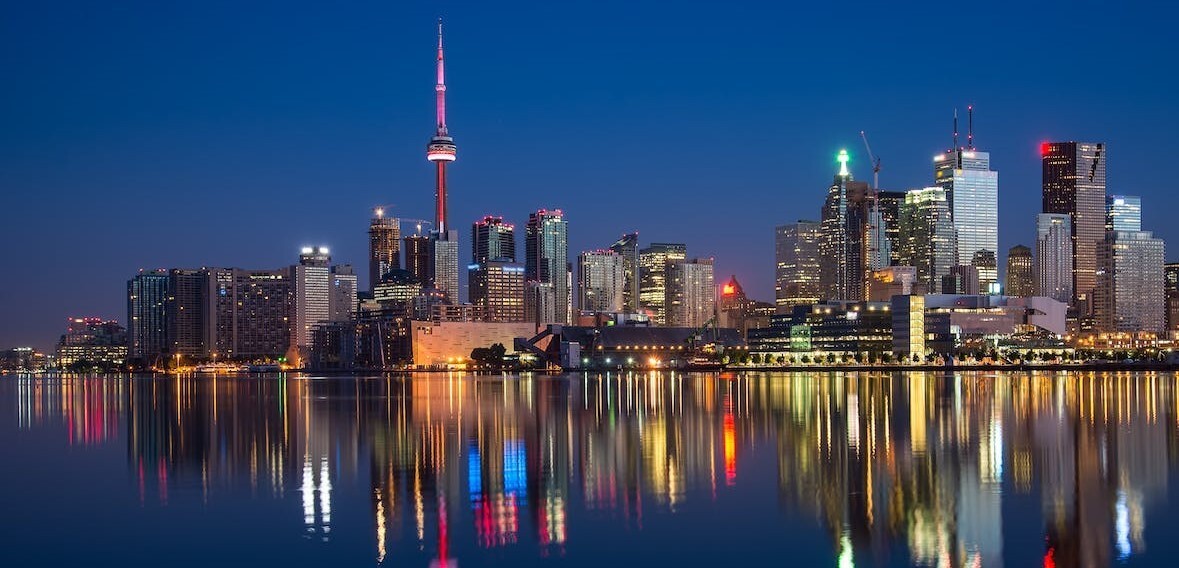 Skyline of Toronto at night.